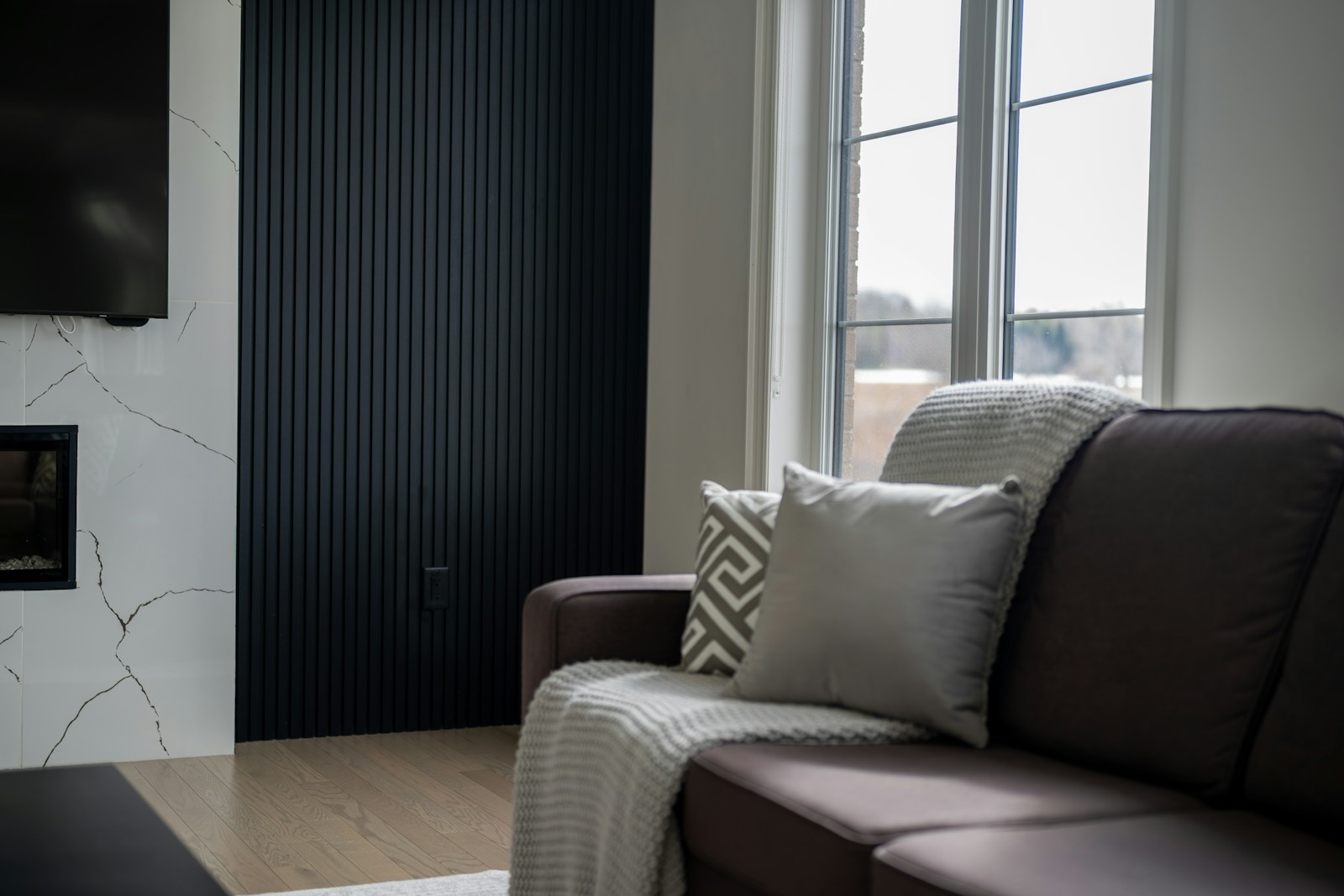 Pět prvků, které promění obyčejný obývák v editorial prostor