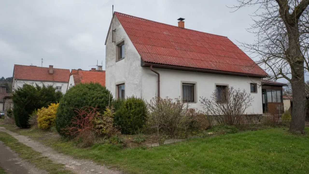 Červený eternit na střeše: skrytý příběh barevné vláknocementové krytiny